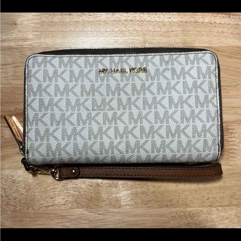 Michael Kors Jet Set Signature Logo Smartphone Wristlet